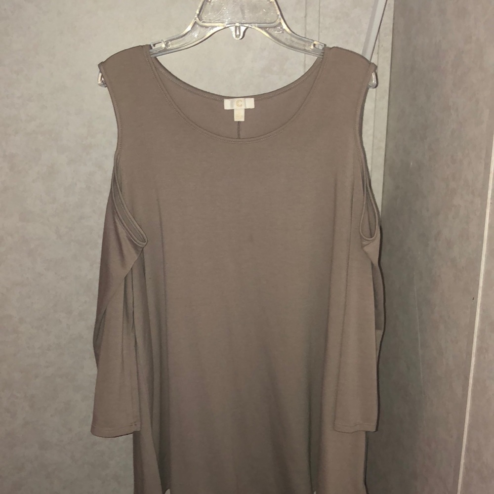 Exposed shoulder top